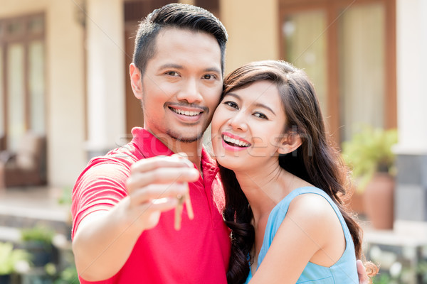 [[stock_photo]]: Portrait · jeunes · heureux · couple · posant · touches