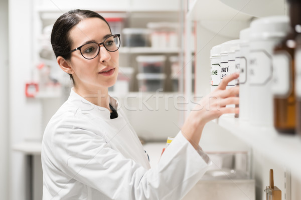 Farmacista chimica farmaceutica sostanza vista laterale competente Foto d'archivio © Kzenon