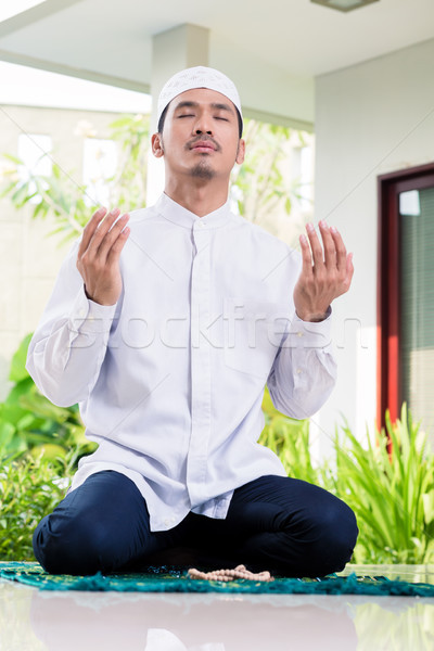 ázsiai muszlim férfi imádkozik otthon ül Stock fotó © Kzenon