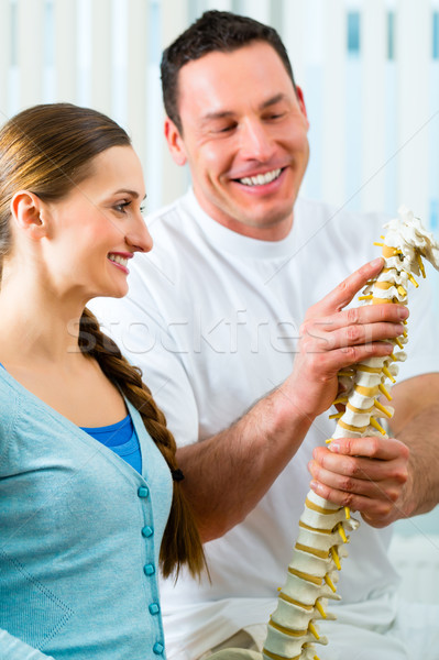 Pacient fizioterapie practica femeie coloană Imagine de stoc © Kzenon