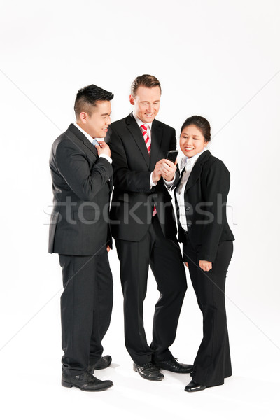 Geschäftsleute Smartphone Geschäftsleute stehen zusammen Stock foto © Kzenon