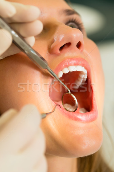 Paciente dentista dentales tratamiento femenino Foto stock © Kzenon