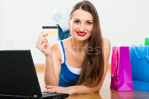 Stockfoto: Jonge · vrouw · kopen · internet · online · met · behulp · van · laptop · betalen