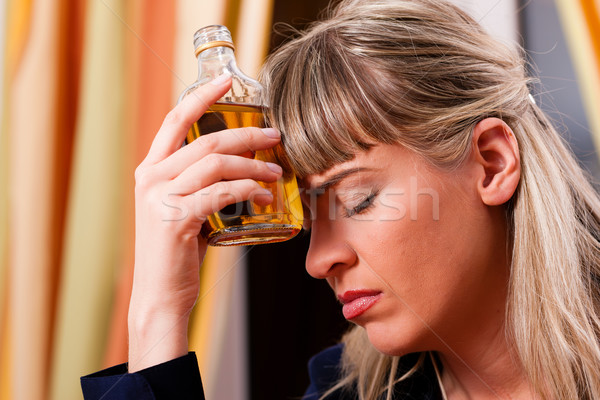 Alcohol abuso mujer potable brandy sesión Foto stock © Kzenon