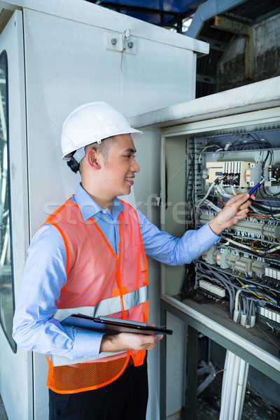 Asian Elektriker Panel Baustelle Techniker Stock foto © Kzenon