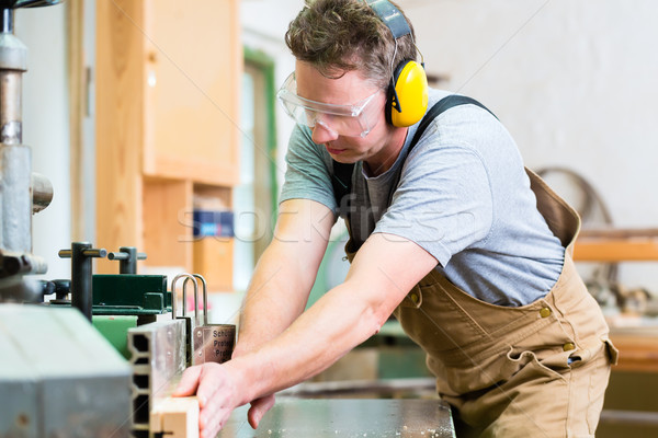 Carpinteiro elétrico serra carpintaria trabalhando zumbido Foto stock © Kzenon