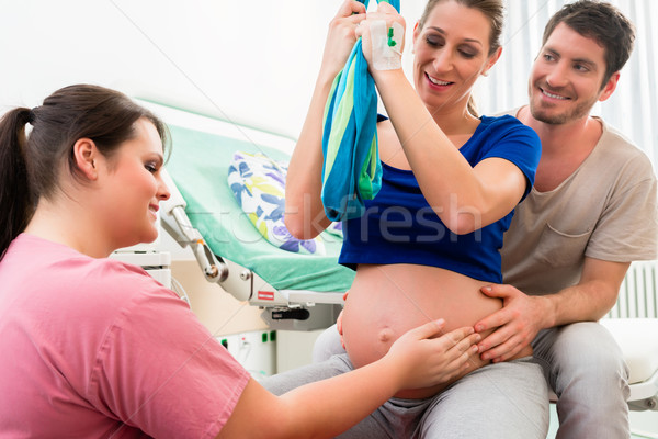 Femeie gravida naştere femeie copil medical copil Imagine de stoc © Kzenon