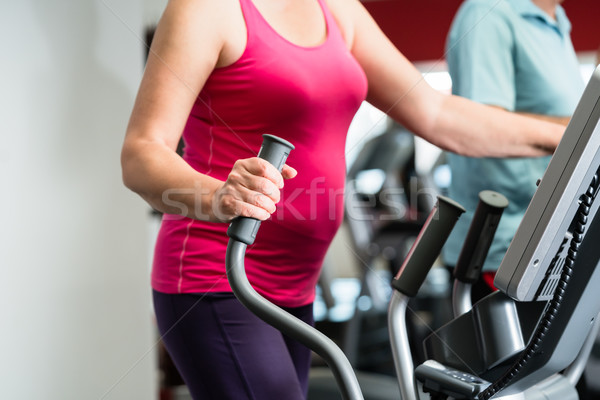 Idős nő képzés kereszt edző tornaterem sport Stock fotó © Kzenon