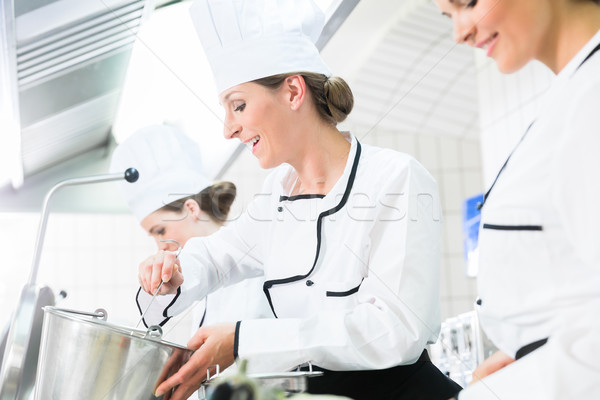 Team chefs productie procede catering vrouw Stockfoto © Kzenon