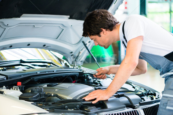 Mechanik samochodowy pracy samochodu usługi warsztaty mechanik Zdjęcia stock © Kzenon