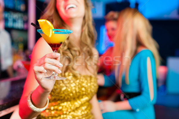 Oameni club bar potabilă cocktail-uri femeile tinere Imagine de stoc © Kzenon