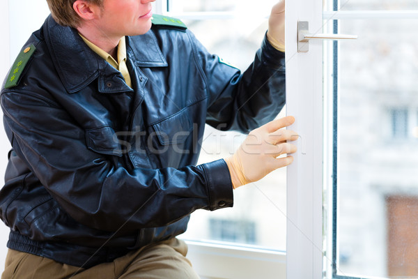 警官 犯罪現場 入室盜竊 證據 窗口 男子 商業照片 © Kzenon