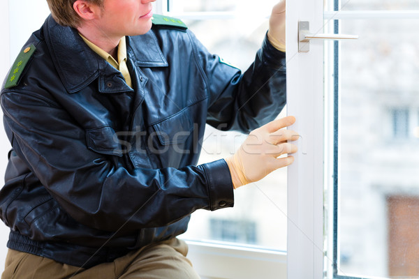 Oficial de policía escena del crimen robo con fractura evidencia ventana hombre Foto stock © Kzenon