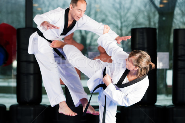 Arte martiale sportiv pregătire sală de gimnastică oameni Imagine de stoc © Kzenon