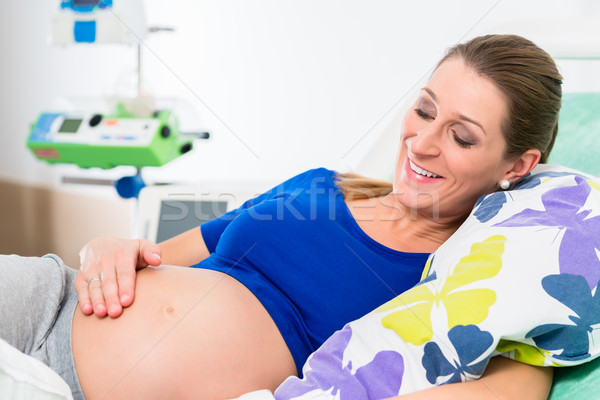 Femeie gravida livrare cameră aşteptare da naştere Imagine de stoc © Kzenon