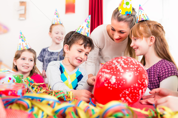 Stockfoto: Kinderen · verjaardagsfeest · vrienden · moeder · spelen · ballonnen