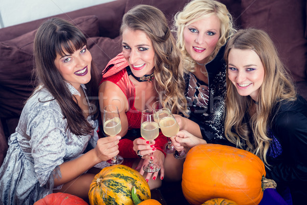 Mooie vrouw poseren grappig vrienden jonge Stockfoto © Kzenon