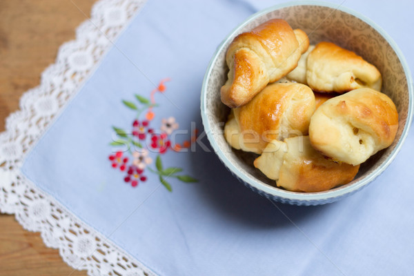 Házi készítésű élesztő croissantok tál klasszikus szalvéta Stock fotó © laciatek