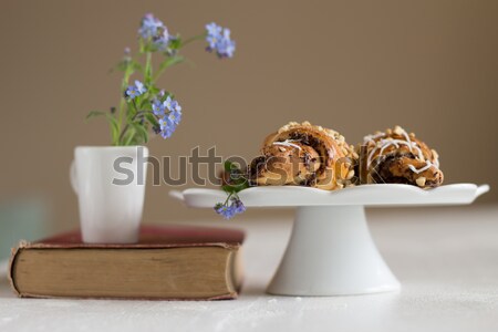 Buch Blumen Jahrgang Croissants Essen entspannen Stock foto © laciatek