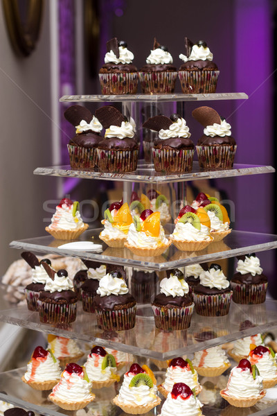 édes menyasszonyi büfé torták muffinok egymásra pakolva Stock fotó © laciatek