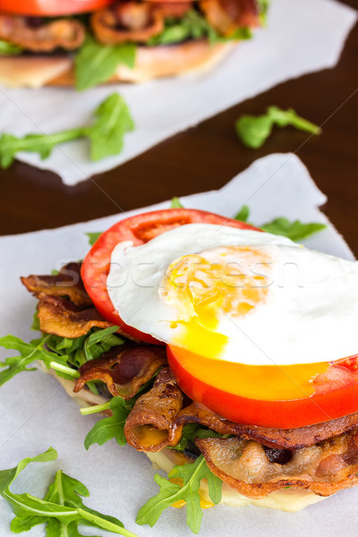 Sahanda yumurta blt sandviç peynir domuz pastırması domates Stok fotoğraf © LAMeeks