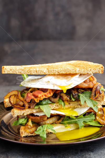 Szalonna tojás szendvics sajt fűszeres hagyma Stock fotó © LAMeeks
