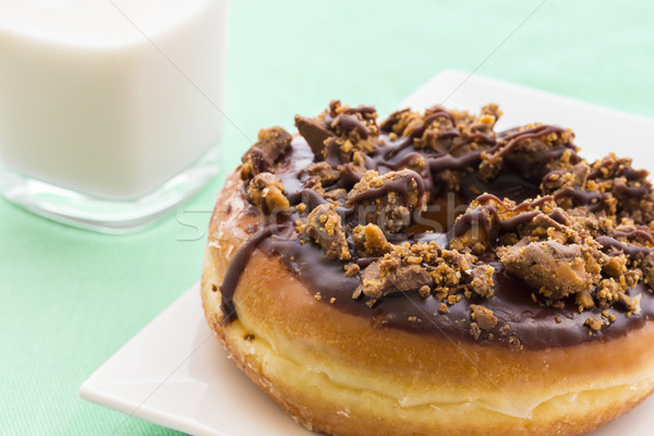 Erdnussbutter Schokolade Donut bedeckt Glas Milch Stock foto © LAMeeks