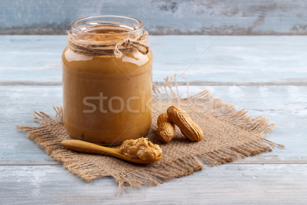 Foto stock: Cremoso · manteiga · de · amendoim · mesa · de · madeira · foco · comida · vidro