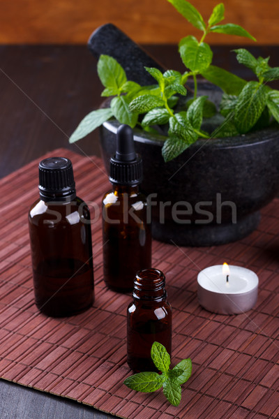 Mentă uleiuri esentiale mic sticle aromaterapie Imagine de stoc © Lana_M