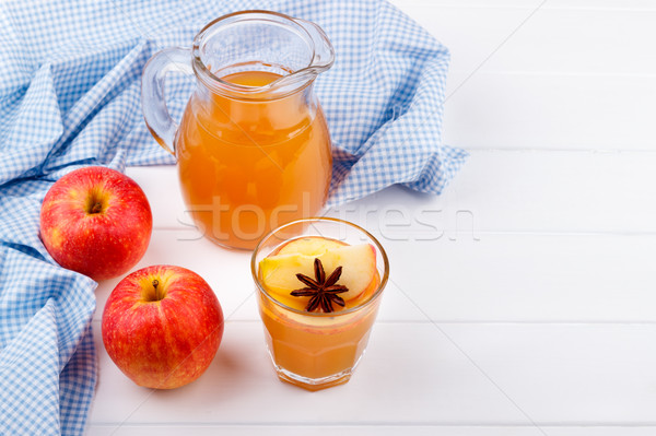 Fresche succo di mela maturo frutti bianco tavolo in legno Foto d'archivio © Lana_M