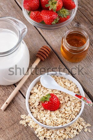 Gezonde granen melk honing aardbei houten tafel Stockfoto © Lana_M