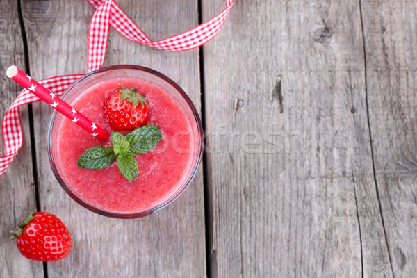 Aardbei smoothie vers sap stro houten tafel Stockfoto © Lana_M