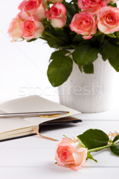 Foto stock: Bloc · de · notas · rosa · rosas · hermosa · blanco · mesa · de · madera