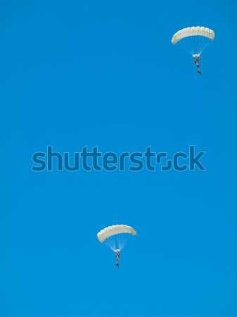Grupo pára-quedas blue sky homem azul Foto stock © ldambies