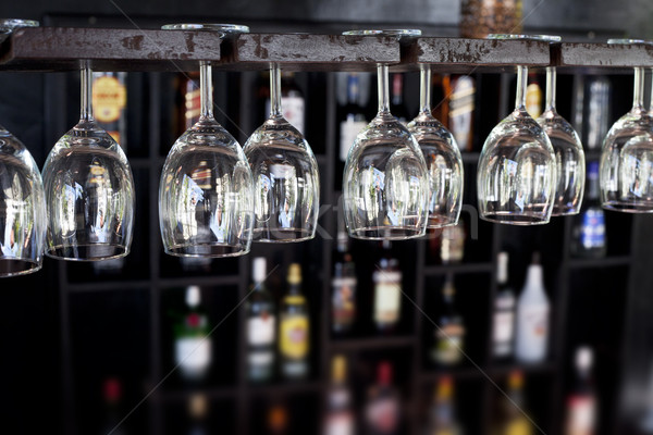 Copas de vino bar colgante al revés botellas borroso Foto stock © ldambies