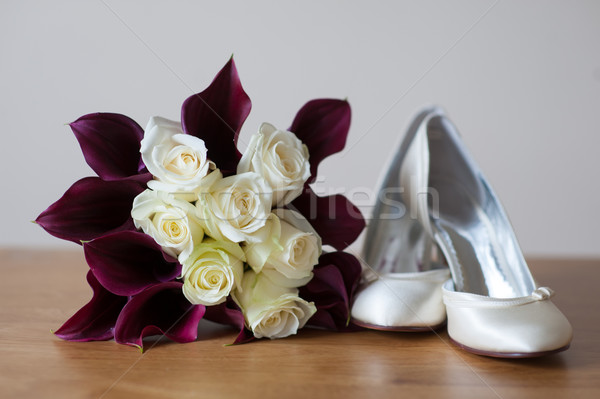 Foto stock: Ramo · de · la · boda · zapatos · novia · boda · aumentó · mesa