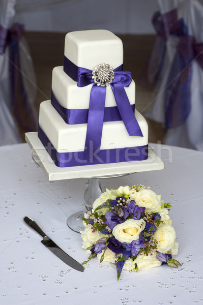 Stockfoto: Bruidstaart · boeket · paars · bloemen · bruiloft · tabel