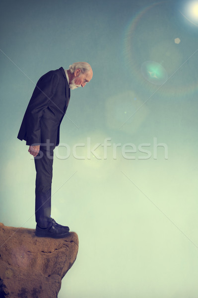 Starszy człowiek Urwisko stałego sam górskich Zdjęcia stock © leeavison