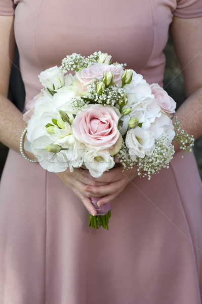 Bruidsmeisje roze bloemen houden Stockfoto © leeavison