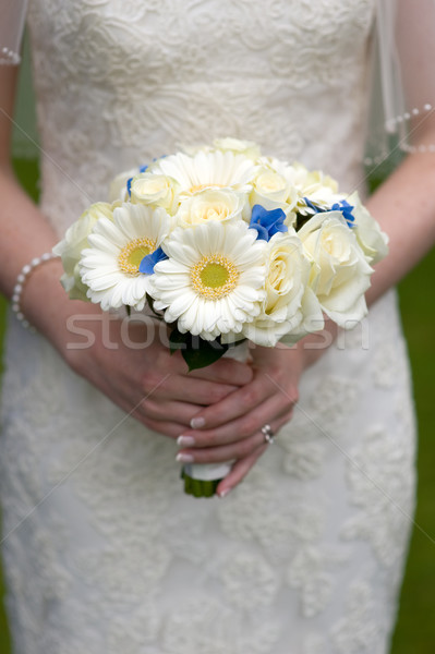 Foto stock: Novia · ramo · de · la · boda · blanco · rosas · manos