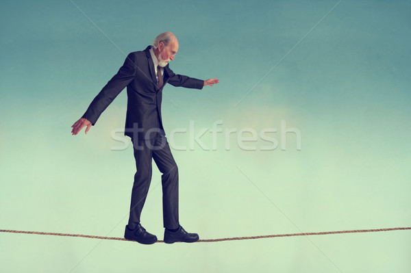 Idős férfi sétál kötéltánc égbolt öltöny Stock fotó © leeavison