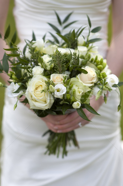 Menyasszony tart virágcsokor virágok rózsák Stock fotó © leeavison