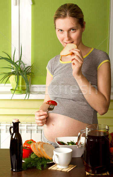 Terhes nő konyha gyönyörű egészséges étel mosoly szeretet Stock fotó © leedsn