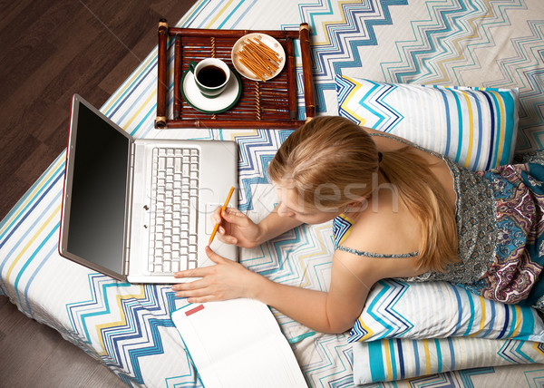 Nő ágy laptop gyönyörű szőke női Stock fotó © leedsn