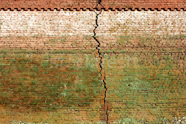 ストックフォト: レンガの壁 · 古い · ビッグ · 亀裂 · 風化した
