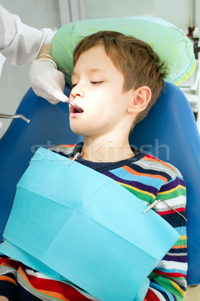Junge Zahnarzt zahnärztliche Verfahren Vorbeugung Stuhl Stock foto © leedsn