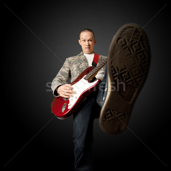 Balansoar chitară picior chitara electrica aparat foto muzică Imagine de stoc © leedsn