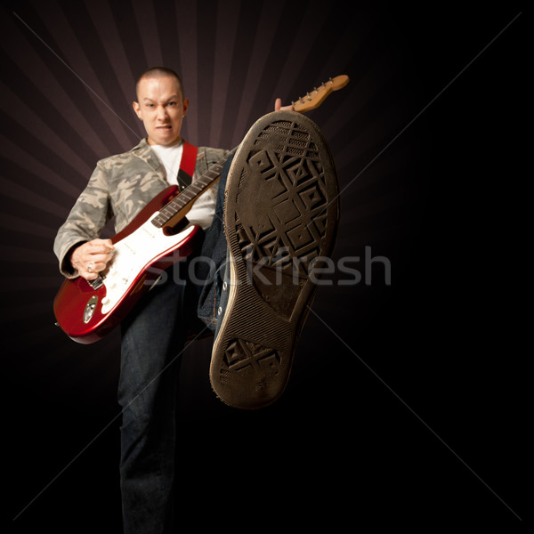 Rocker chitarra piedi chitarra elettrica fotocamera uomo Foto d'archivio © leedsn