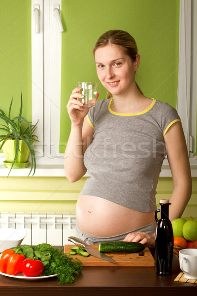Donna incinta cucina bella cibo sano sorriso amore Foto d'archivio © leedsn
