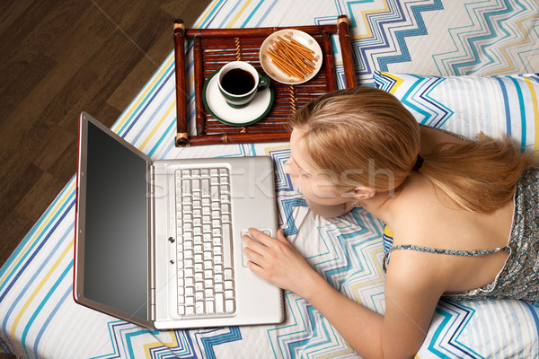 Nő ágy laptop gyönyörű szőke női Stock fotó © leedsn